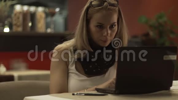 年轻女性在屏幕笔记本和社交网络中阅读新闻视频的预览图