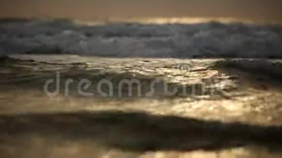 令人惊叹的日落在热带海滩上日落时海滩海浪视频的预览图