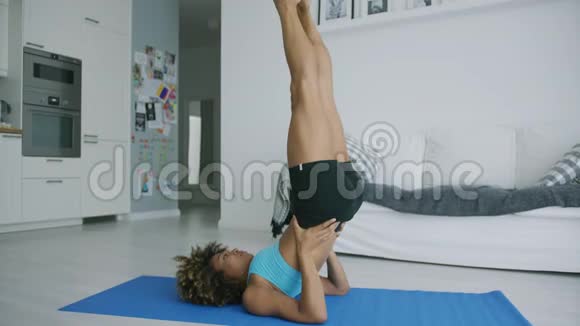 女子平衡垫训练瑜伽视频的预览图