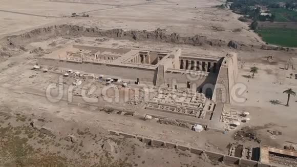 埃及的老麦地那哈布的Drone镜头麦地那哈布的拉米斯三世太平庙视频的预览图