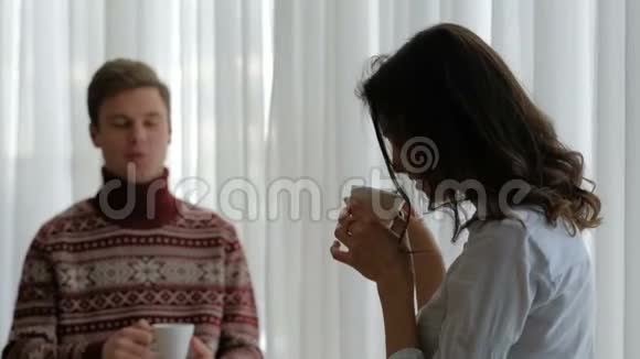 家庭休闲交流情侣饮茶视频的预览图