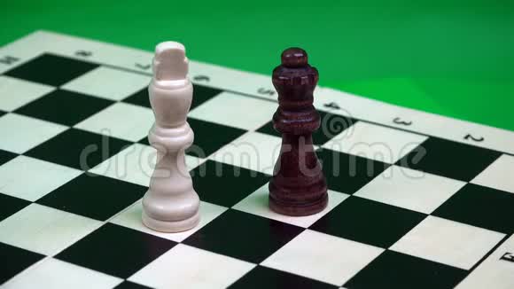 黑皇后在棋盘上砍一个白人国王视频的预览图
