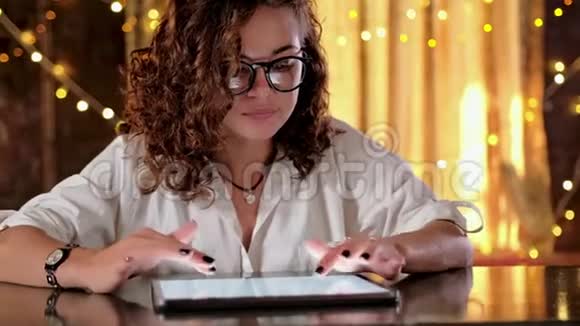 用数字平板电脑特写一位年轻商务女性的肖像视频的预览图
