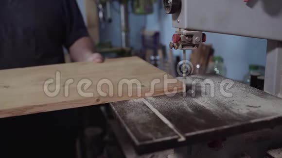 木匠的手看见木头木器视频的预览图
