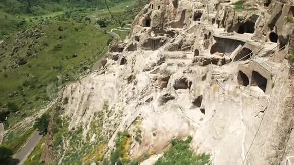 瓦尔齐亚洞穴修道院复杂的岩石雕刻山里的洞穴小镇相机在动视频的预览图