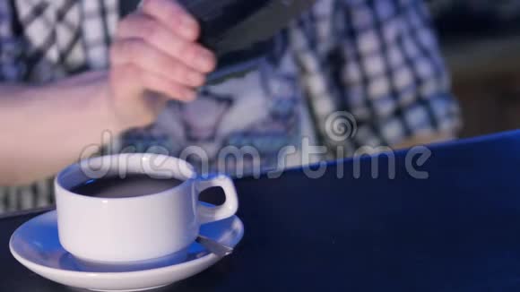 女人用智能手机应用支付咖啡收据4K视频的预览图
