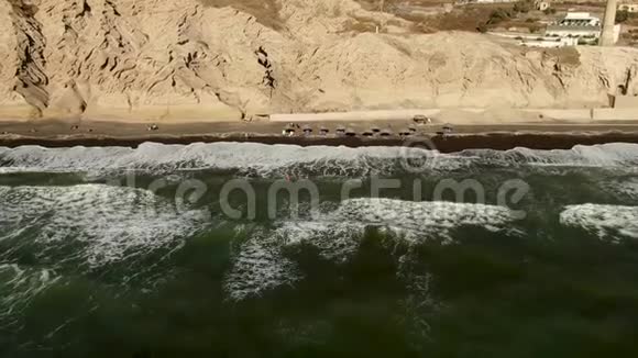 圣托里尼岛Vlihada海滩的顶级鸟瞰图视频的预览图