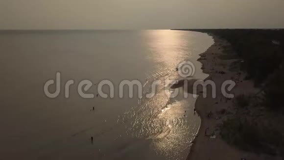 夜以继日的伊利湖暴风雨后的海滩和浑浊的水空中观景4k视频的预览图