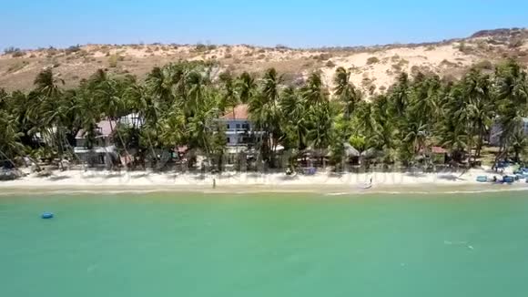提供图片可在山上看到两旁棕榈树的沙滩视频的预览图