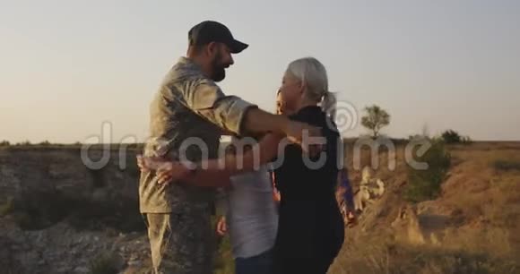 士兵拥抱他的妻子和女儿视频的预览图