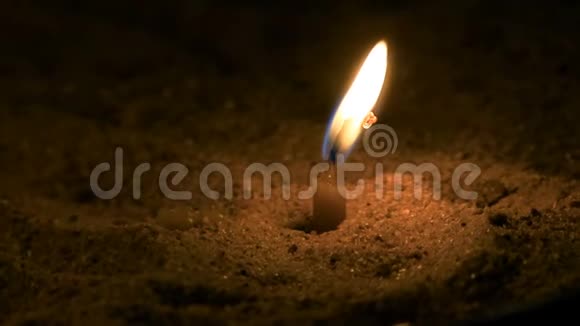 小蜡烛燃烧它在沙子里视频的预览图