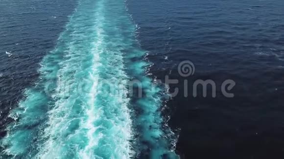 在海上的一艘大型游轮后面的尾流图片库存平静的大海和清澈的帆船视频的预览图