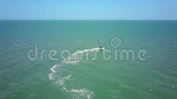 冲浪者在开阔的海洋上做圆圈视频的预览图