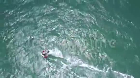 冲浪者乘风破浪留下泡沫痕迹视频的预览图
