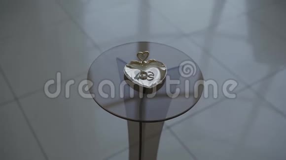 玻璃桌上的结婚戒指视频的预览图