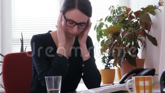 上班病了一个年轻的秘书因头痛而吃药视频的预览图