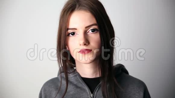 现代青年平静的肖像一个严肃的女孩不寻常的外表她的眼睛里有黑色的镜片视频的预览图