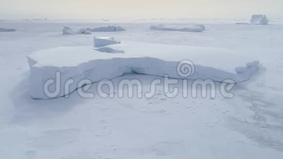 冰冻海洋鸟瞰图中的小冰山视频的预览图