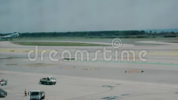 飞机从机场候机楼起飞视频的预览图