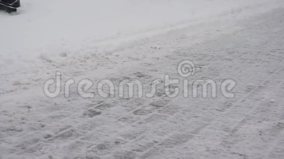 一个人在下雪天路上看录像视频的预览图