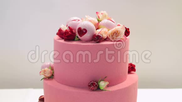 为情人准备的粉色蛋糕在情人节蛋糕上装饰着一颗心视频的预览图