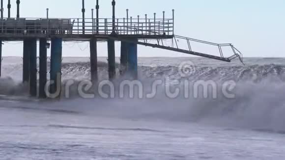 海上的风暴岸边的码头上正发生巨浪视频的预览图