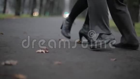 男人女人穿着黑色皮鞋在街上跳舞视频的预览图
