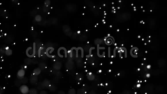 水滴在黑暗的背景上气泡慢动作视频的预览图