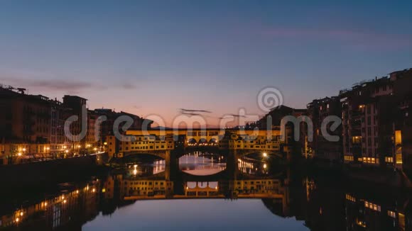 意大利佛罗伦萨日出时代的庞特威奇奥因桥视频的预览图