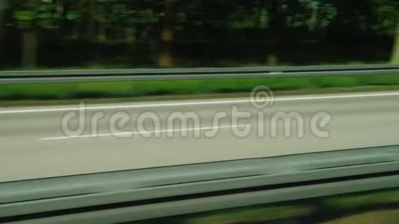 德国高速公路优质路面从一辆快速旅行巴士的窗口看视频的预览图