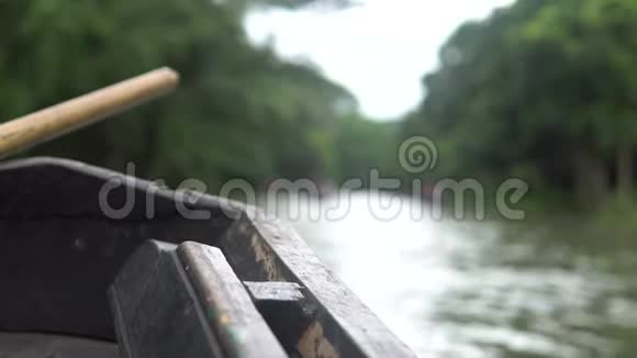 孟加拉国皮罗杰布尔的一艘船正驶进森林与运河视频的预览图