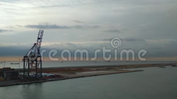 海港水域和吊车系泊西班牙巴塞罗那视频的预览图