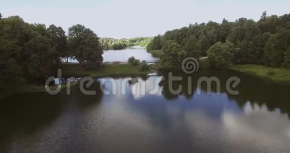 跨度在河面上方乘直升机飞行视频的预览图