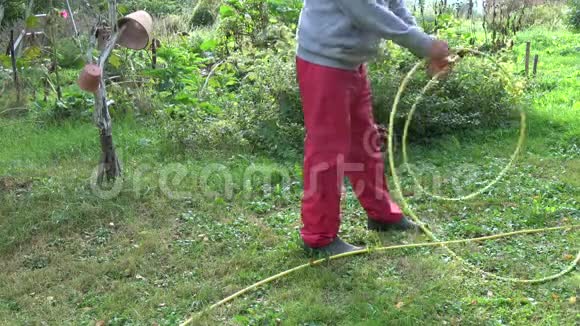 秋装园丁橡胶黄水管视频的预览图