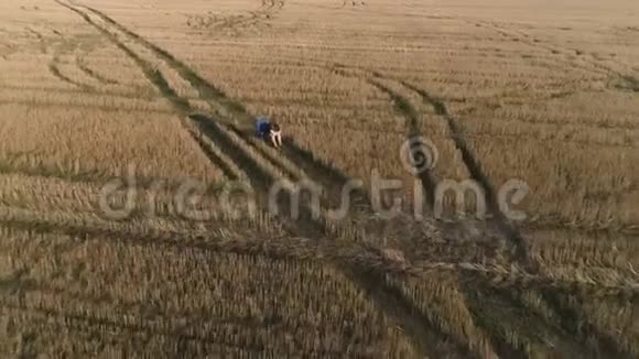 悲伤疲惫的年轻人坐在田野的椅子上空中全景视频的预览图