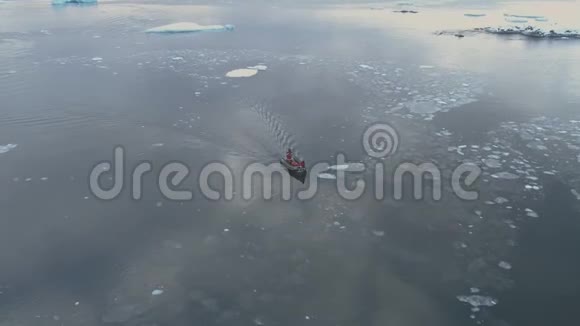黄道十二宫帆带冰跟踪鸟瞰图视频的预览图