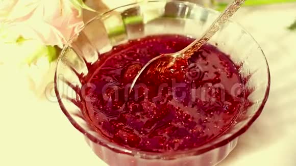 早餐草莓果酱糖果和金色勺子老式阳光视频的预览图