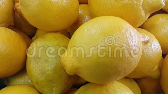 市场上黄色柠檬的近景视频的预览图