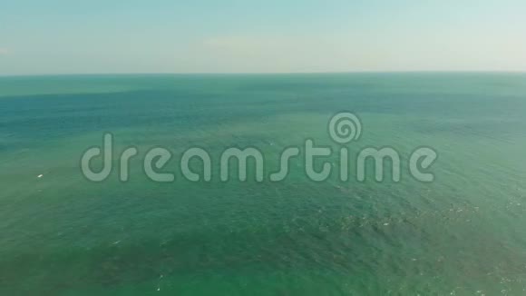 在海上飞行干净的海景空中飞弹飞过巴厘岛4的空中无人机镜头视频的预览图