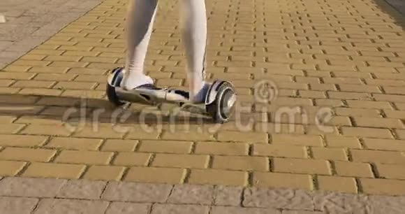 女性没有鞋子的女孩骑在气垫板上陀螺仪和转弯视频的预览图