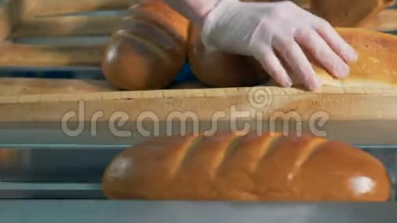 新鲜出炉的白面包人工卸装机包装视频的预览图