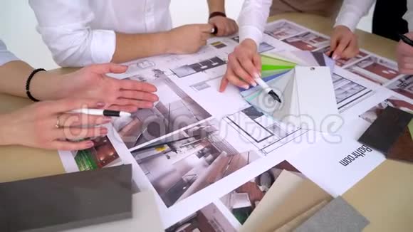 在办公桌上与蓝图一起讨论计划的建筑师视频的预览图