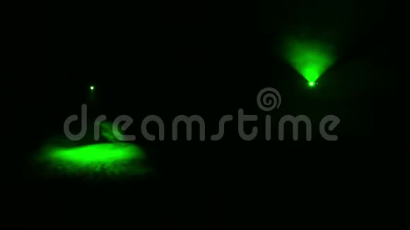 明亮轮廓的绿光在烟雾毯的黑暗中射灯视频的预览图