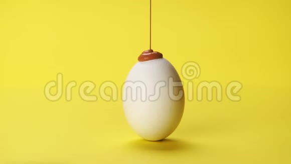 白色鸡蛋上的棕色油漆视频的预览图