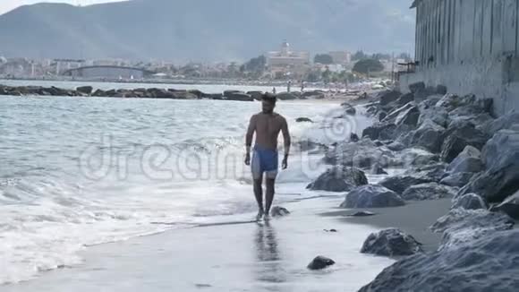 在海滩跑步的年轻人视频的预览图