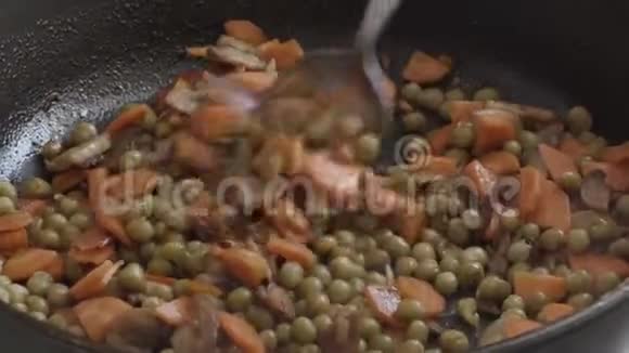 胡萝卜加蘑菇和青在锅里炒视频的预览图