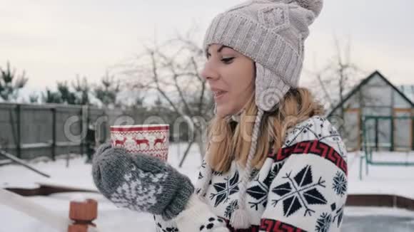 在冬季清晨4k享受女性户外饮用热茶或咖啡视频的预览图