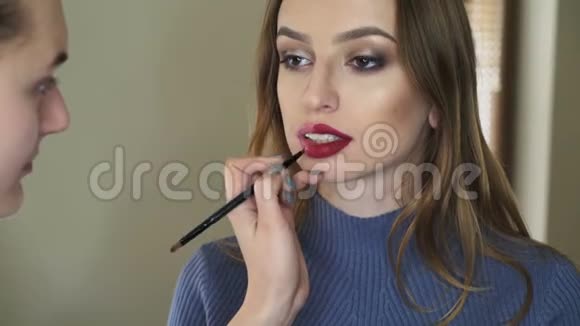 化妆师在唇边涂上唇膏4K视频的预览图