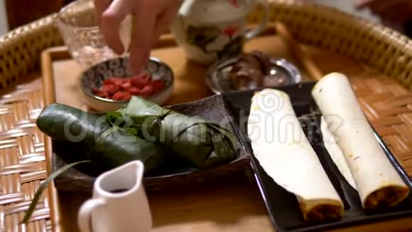 饮食观念素食主义香蕉叶中有蘑菇和花生的米饭奶酪和枸杞卷视频的预览图