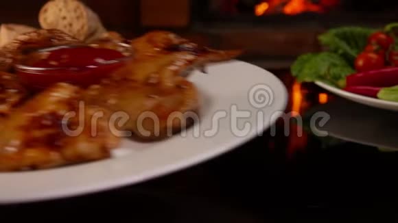 把烤鸡翅的盘子合上视频的预览图